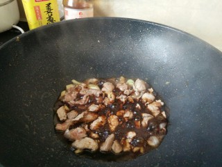 7、#猪年#莲藕炒肉,放老抽，料酒，生抽