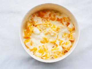 5、好吃到爆的酸奶芒果土司,搅拌均匀。