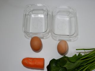 1、宝宝辅食—双色蔬菜鸡蛋糕,准备好所有食材。