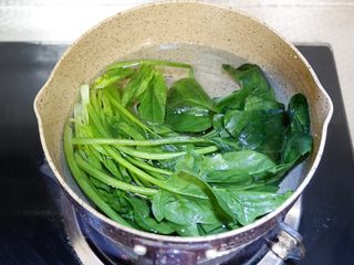 2、宝宝辅食—双色蔬菜鸡蛋糕,菠菜洗净放水中焯熟