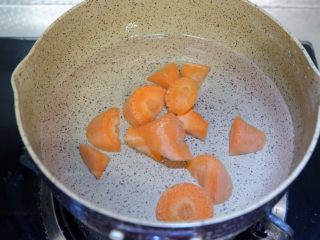 3、宝宝辅食—双色蔬菜鸡蛋糕,胡萝卜切成小块同样焯熟,要煮软菜可以。