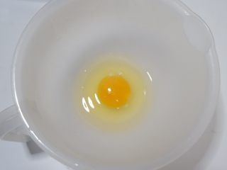 5、宝宝辅食—双色蔬菜鸡蛋糕,鸡蛋打入容器。