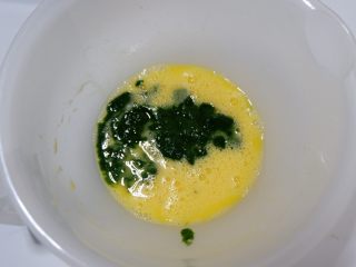 7、宝宝辅食—双色蔬菜鸡蛋糕,加入2大勺搅碎的菠菜泥