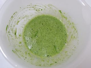 8、宝宝辅食—双色蔬菜鸡蛋糕,搅拌均匀备用。