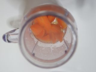 9、宝宝辅食—双色蔬菜鸡蛋糕,焯好的胡萝卜,同样放入料理机。
