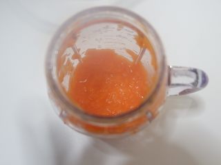 10、宝宝辅食—双色蔬菜鸡蛋糕,加入1勺清水。用料理机打碎,打成胡萝卜。