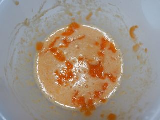 12、宝宝辅食—双色蔬菜鸡蛋糕,加入2大勺打好的胡萝卜泥