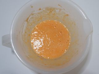 13、宝宝辅食—双色蔬菜鸡蛋糕,搅拌均匀。