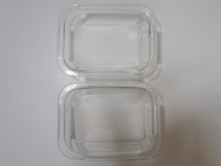 15、宝宝辅食—双色蔬菜鸡蛋糕,取一个容器。底部剪出一块合适的油纸铺好。