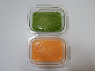 16、宝宝辅食—双色蔬菜鸡蛋糕,分别将两份蛋糕倒入。