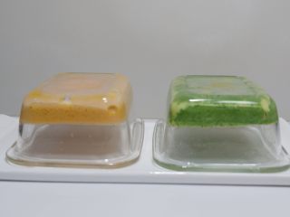 17、宝宝辅食—双色蔬菜鸡蛋糕,蒸好后取出,将碗倒扣过来放置到不烫手。