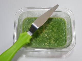 18、宝宝辅食—双色蔬菜鸡蛋糕,取一份蛋糕,用刮刀将边缘化一圈。