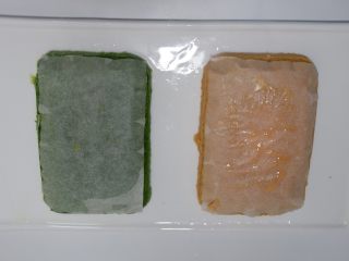 19、宝宝辅食—双色蔬菜鸡蛋糕,然后往盘子上一扣就出来了。