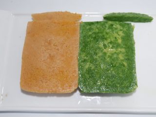 20、宝宝辅食—双色蔬菜鸡蛋糕,撕掉油纸,翻过来。