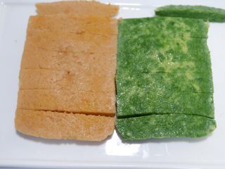 21、宝宝辅食—双色蔬菜鸡蛋糕,将两块蛋糕贴在一起,切成宽窄相同的条。