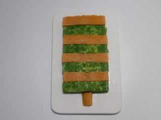 22、宝宝辅食—双色蔬菜鸡蛋糕,然后按照颜色搭配摆入盘中即可。