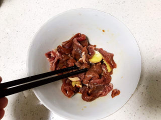 11、生滚牛肉粥,用筷子朝一个方向搅匀；