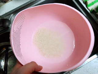 14、生滚牛肉粥,65克大米淘净，65克米是我家三口人一人一碗粥的量，这步的米量根据自家情况增减；