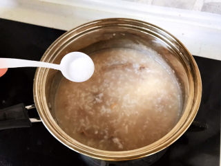 24、生滚牛肉粥,加适量的盐调味；