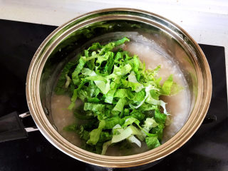 25、生滚牛肉粥,关火加入生菜丝；