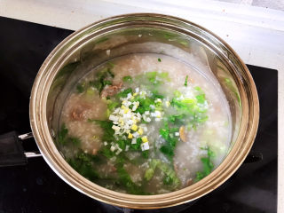 27、生滚牛肉粥,加入葱花，喜欢芝麻香油，就加几滴；