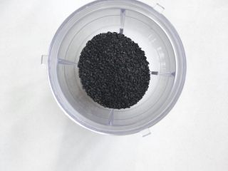 2、黑芝麻牛奶刀切,黑芝麻洗干净晾干后，放入研磨杯