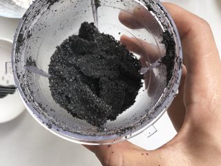 3、黑芝麻牛奶刀切,磨成粉，因为黑芝麻含有油分，所以磨好的粉会稍许结块