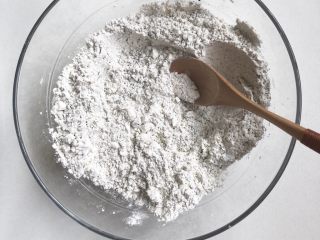 4、黑芝麻牛奶刀切,黑芝麻粉与面粉先用勺子混合均匀