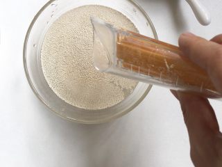 5、黑芝麻牛奶刀切,酵母与少许30度左右的温水先化开