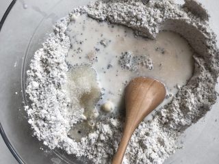 6、黑芝麻牛奶刀切,粉内加入酵母、白砂糖、牛奶