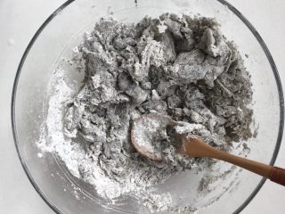 7、黑芝麻牛奶刀切,用勺子或者筷子先搅拌成团