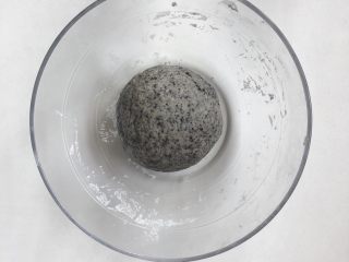 8、黑芝麻牛奶刀切,用手揉至面光、盆光、手光