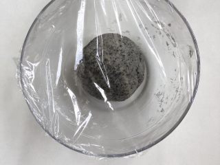 9、黑芝麻牛奶刀切,盖上保鲜膜，放至温暖处发酵