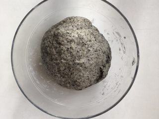 10、黑芝麻牛奶刀切,发酵至两倍大，大概一小时至一个半小时