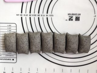 13、黑芝麻牛奶刀切,用刮板或者刀子切小块