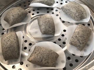 14、黑芝麻牛奶刀切,放入水开的蒸锅内，关火进行醒发，大概20分钟左右。