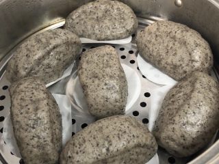 15、黑芝麻牛奶刀切,然后开大火蒸15分钟，焖锅五分钟即可