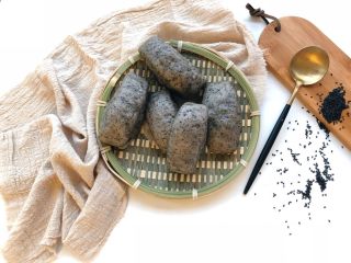 16、黑芝麻牛奶刀切,出锅即可