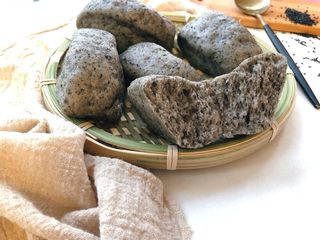 17、黑芝麻牛奶刀切,内部组织非常的松软，咬一口浓浓的奶香黑芝麻味哦