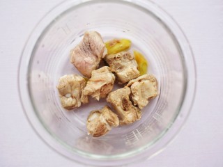 6、【宝宝辅食】胡萝卜玉米排骨汤,锅中放入排骨