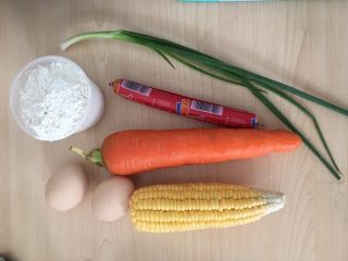 1、火腿鸡蛋饼,准备好所有食材。