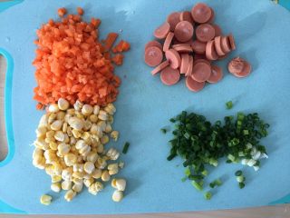 2、火腿鸡蛋饼,全部切好待用。