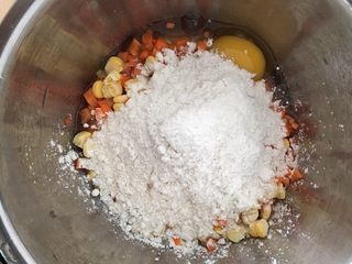 4、火腿鸡蛋饼,倒入面粉。