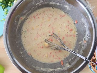 5、火腿鸡蛋饼,加入适量水和盐，搅拌混合。