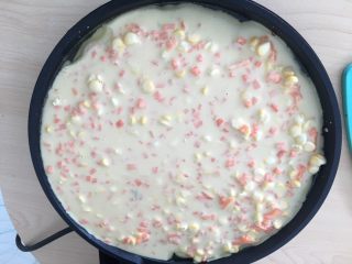 6、火腿鸡蛋饼,倒入电饼档。