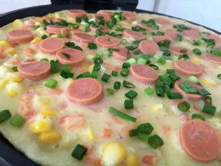 9、火腿鸡蛋饼,取出切块。