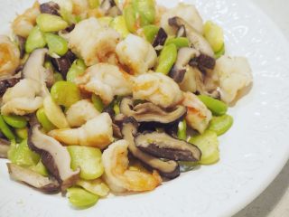 4、清炒蚕豆香菇虾,出锅装进漂亮的盘子里,食欲开始.