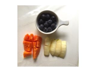 5、木瓜水果船#甜蜜美味#,黑加仑葡萄和香梨洗净，木瓜切小块，香梨去皮去核，切小块备用。