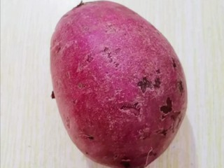 1、紫薯发面豆沙饼,紫薯洗净备用