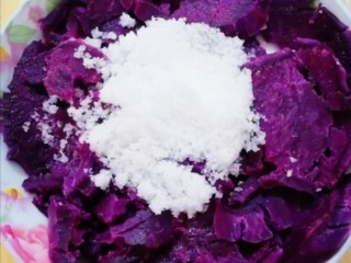 6、紫薯发面豆沙饼,加入两小勺白糖